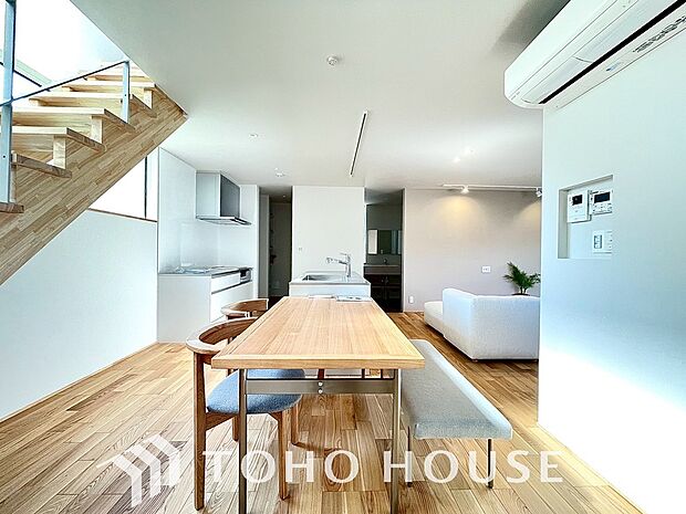 光が注がれる青い空から鮮やかに赤色にゆっくりと染まる。そんな優しい時間がここでは流れてゆく。