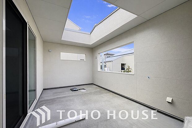 「囲間」という名のプライベートテラス。リビングに続く屋外空間でお子様のプールやティータイムを。