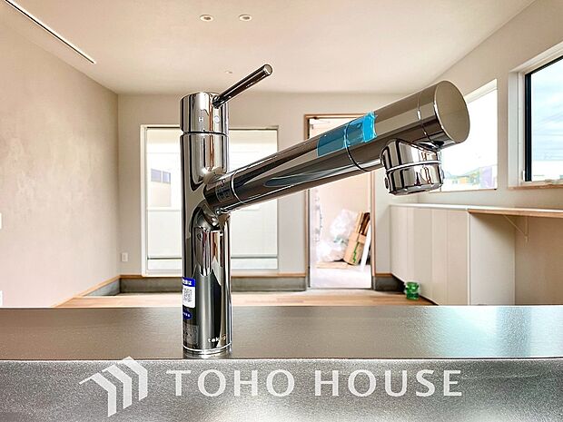 ワンタッチで浄水と原水を切り替えできる浄水器一体型水栓は水道水に含まれる有害物質を除去してくれます。