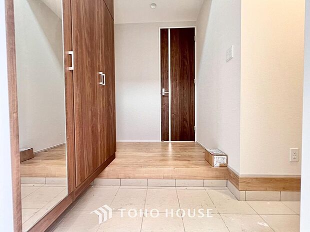 ゲストを招き、家族を迎える玄関は、ディスプレイや照明にこだわってみてはいかがでしょうか。