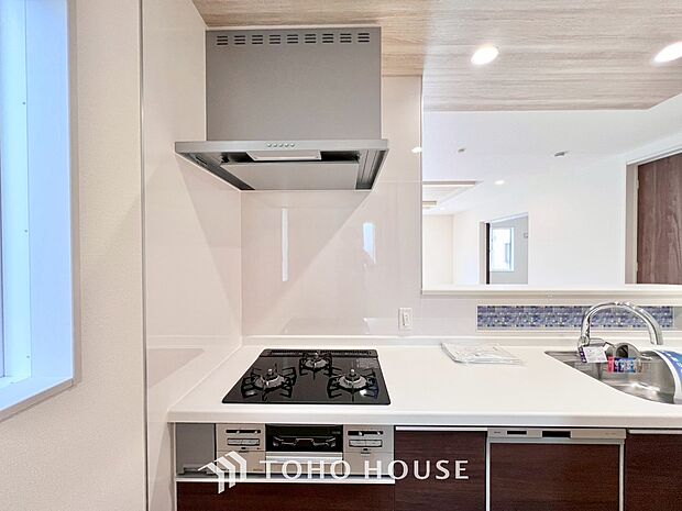 最新のレンジフードは静音性や省エネ性能が向上しデザインもスタイリッシュ。効率的な換気で料理を快適に。