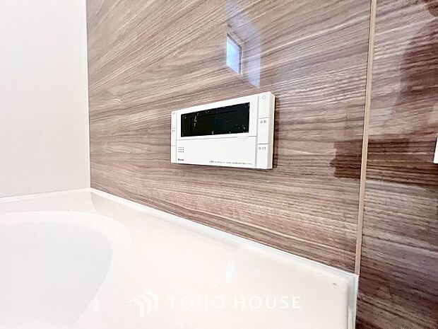 スイッチひとつで湯を浴槽に張ったり、保温や追い焚き機能を自動で行える便利なオートバスシステムを搭載。