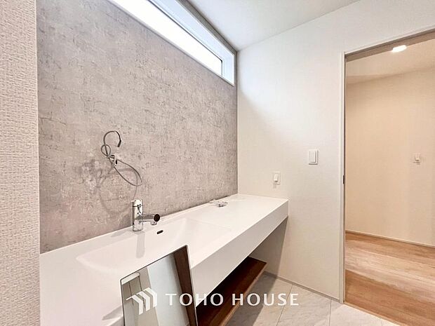 平日の朝であっても、落ち着きとくつろぎを感じられる空間。気持ちよく身だしなみを整えられます。