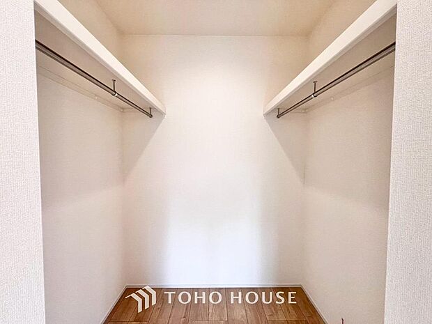 居室にはクローゼットを完備し、自由度の高い家具の配置が叶うシンプルな空間です。