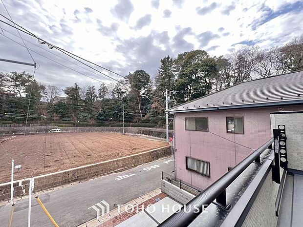 その豊かな眺望にふさわしい空間には、通風・採光にも優れ、心地よい光と風があふれています。