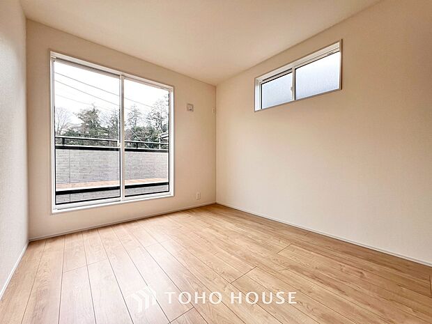 2面採光の居室。明るさの確保と、風の通り道ができることで換気のしやすいお家になっています。