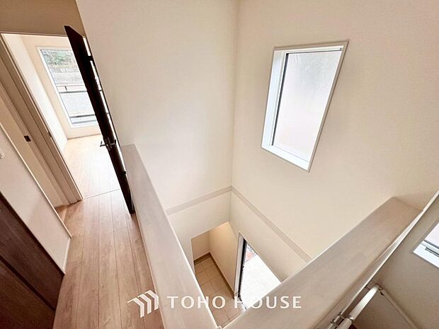 吹き抜けを採用した玄関は開放感のある空間となっています。明るい玄関は、毎日がワクワクしそうです。