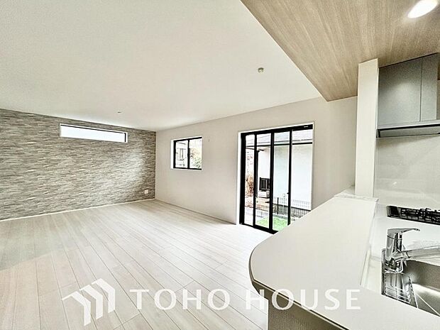 光が注がれる青い空から鮮やかに赤色にゆっくりと染まる。そんな優しい時間がここでは流れてゆく。