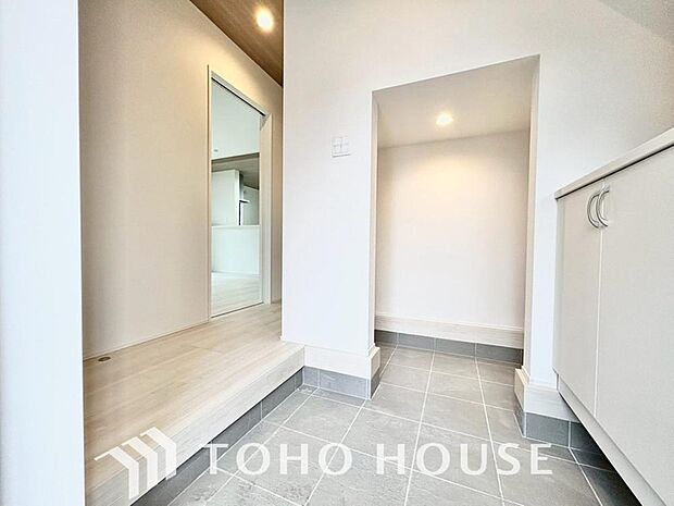 土足のまま入れるの玄関収納。ゴルフバックや部活＆スポーツ用品、日常使いの傘なども収納できて便利です。