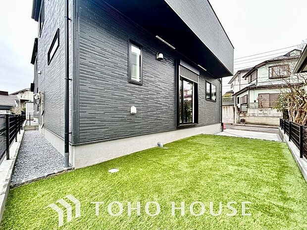 お子様がお庭で遊ぶのを見守りつつ、キッチンでお料理やリビングでくつろぐことができる安心な間取り。