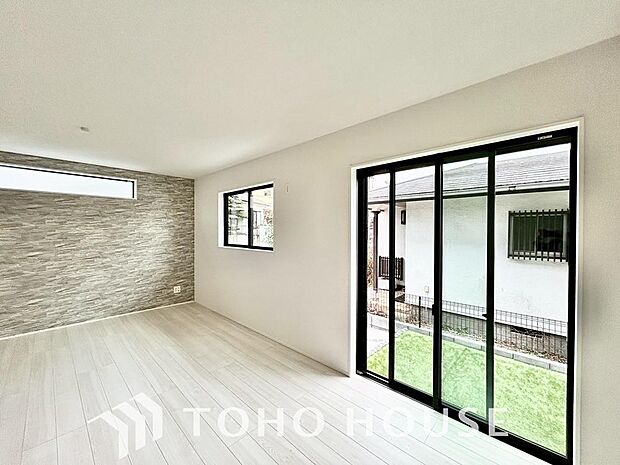 二層のガラスの間に空気層や特殊ガス層を作ることで断熱性能や結露防止効果を高めたサッシを装備してます。