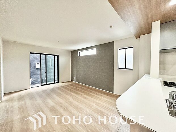 光が注がれる青い空から鮮やかに赤色にゆっくりと染まる。そんな優しい時間がここでは流れてゆく。