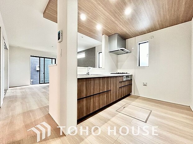 ご家族みんなで調理ができる位のスペースを実現したキッチン空間となっております。