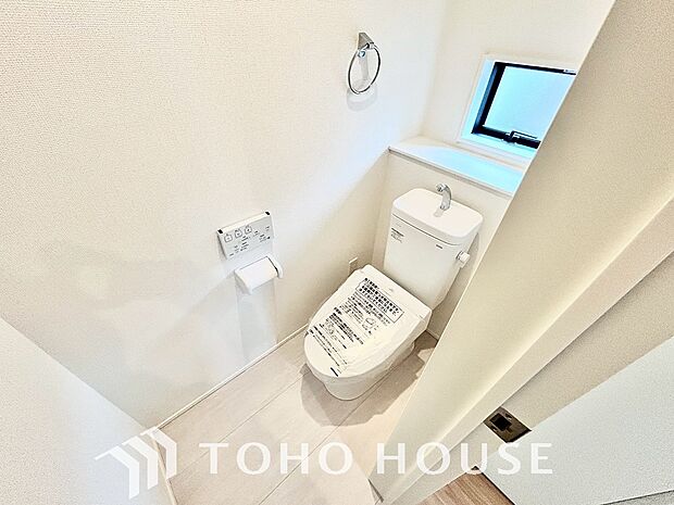 十分な広さと清潔感のあるカラーで纏まったおトイレ。時間に余裕とゆとりを持たせます。