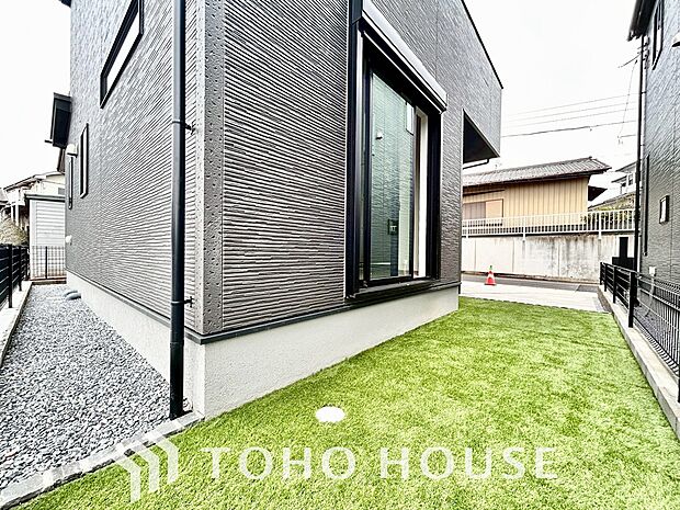 お子様がお庭で遊ぶのを見守りつつ、キッチンでお料理やリビングでくつろぐことができる安心な間取り。