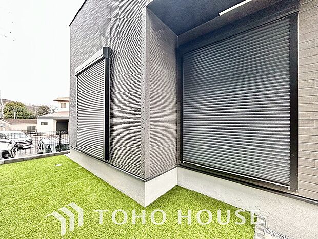 台風などの激しい雨風からお家を守るのはもちろん、空き巣対策などの防犯抑止や防音にも効果を発揮します。