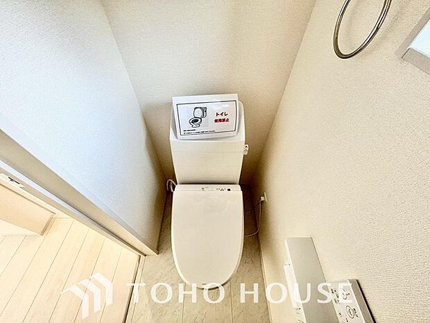 清潔な空間であって頂けますように、目に留まるだけではなく、汚れをふき取り易いフロアと壁紙をチョイス。