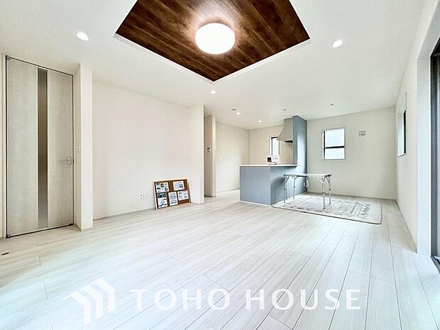 リビングも広く設け、訪れる人々を暖かく迎えてくれます。