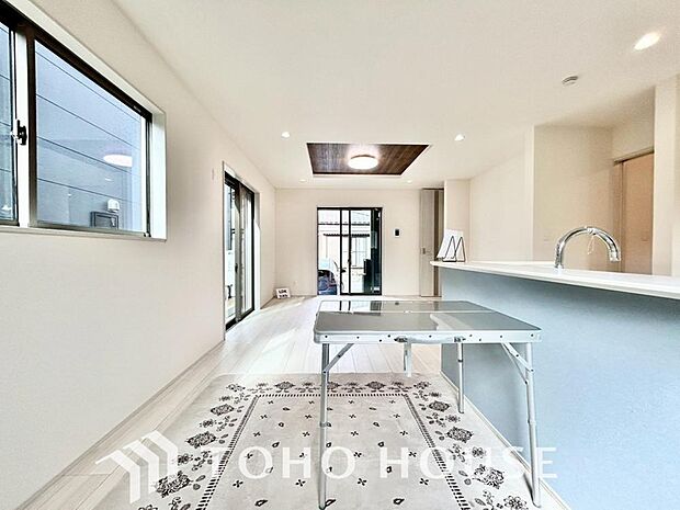 光が注がれる青い空から鮮やかに赤色にゆっくりと染まる。そんな優しい時間がここでは流れてゆく。