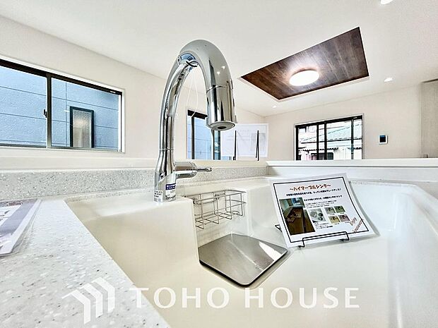 水栓に直接手を触れることなく吐水／止水の切り替えができる便利なタッチレス水栓が標準装備されています。