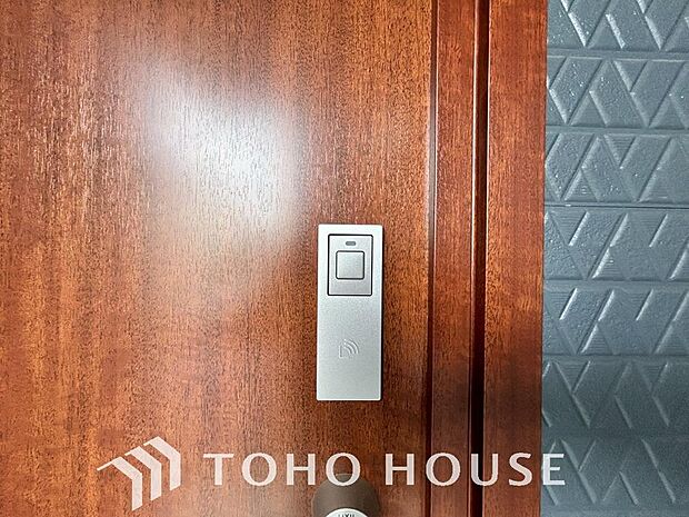 ICチップを用いたカードキー等で玄関扉の施錠＆解錠が出来る設備。最近は鍵穴の無いドアも増えてます。