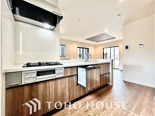 広々キッチンを採用。みんなで作った料理を召し上がりながらの会話は、どのような物になるのでしょうか。