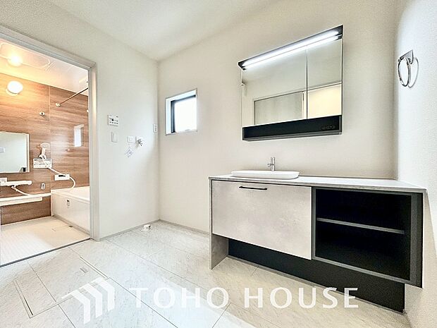 お家の中でも特にプライベートスペースとなる洗面所は、洗濯場所と浴室を同じ空間でまとめております。