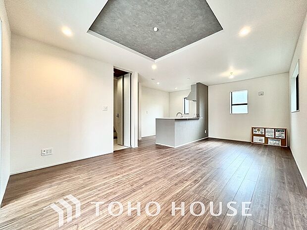 リビングも広く設け、訪れる人々を暖かく迎えてくれます。