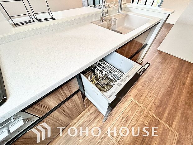 高温水や高圧水流を使う事で効率よく食器洗浄できます。殺菌効果も高いので哺乳瓶等を洗う際にも便利です。