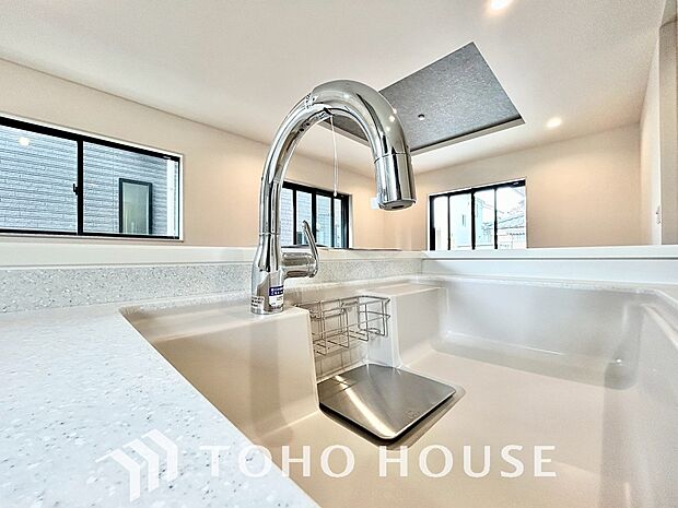 水栓に直接手を触れることなく吐水/止水の切り替えができる便利なタッチレス水栓が標準装備されています。