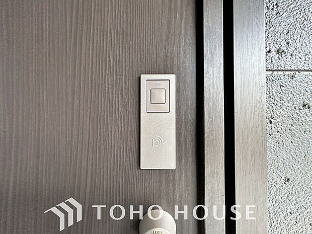 ICチップを用いたカードキー等で玄関扉の施錠&解錠が出来る設備。最近は鍵穴の無いドアも増えてます。