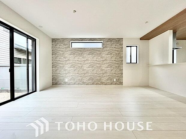 リビングも広く設け、訪れる人々を暖かく迎えてくれます。