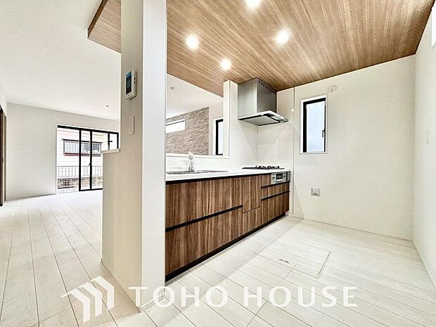 広々キッチンを採用。みんなで作った料理を召し上がりながらの会話は、どのような物になるのでしょうか。