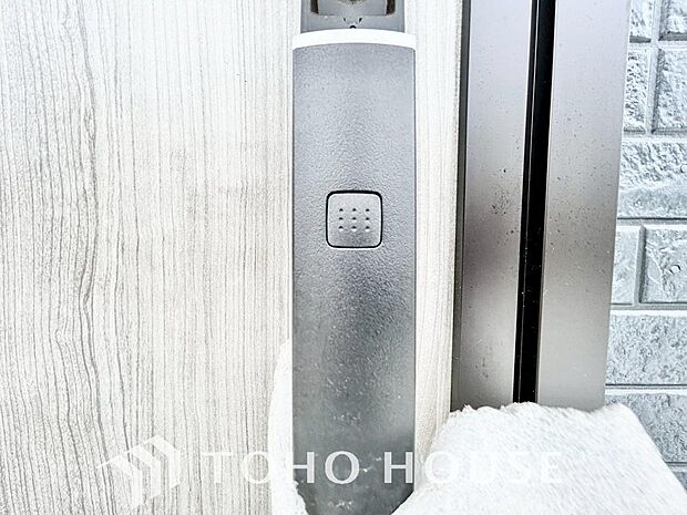 ICチップを用いたカードキー等で玄関扉の施錠&解錠が出来る設備。最近は鍵穴の無いドアも増えてます。