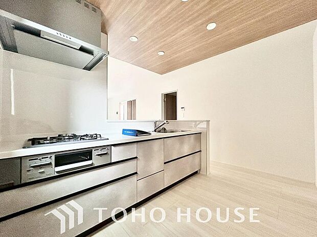 ご家族みんなで調理ができる位のスペースを実現したキッチン空間となっております。