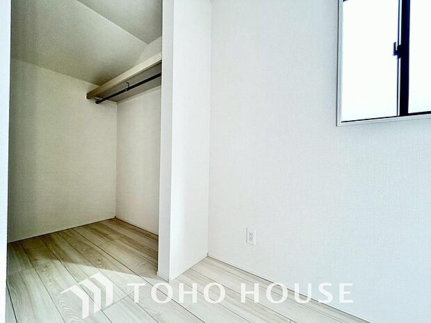 大容量のウォークインクローゼット。大きさ&広さの感覚が画像では伝わりづらいので是非現地をご覧下さい。