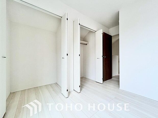 奥行きあるクローゼットを採用。衣装ケースや、掃除機といった物を収納できるような造りになっております。