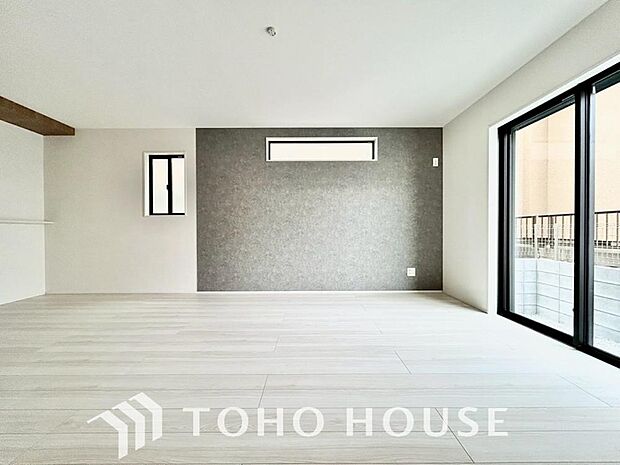 光が注がれる青い空から鮮やかに赤色にゆっくりと染まる。そんな優しい時間がここでは流れてゆく。