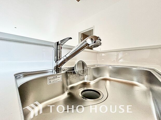 ワンタッチで浄水と原水を切り替えできる浄水器一体型水栓は水道水に含まれる有害物質を除去してくれます。