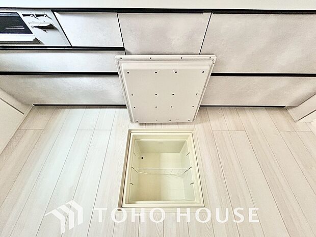 食品ストックや非常食・保存食の保管庫として活用できます。住まいの床下点検口としての役割もあります。