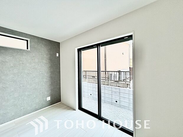 二層のガラスの間に空気層や特殊ガス層を作ることで断熱性能や結露防止効果を高めたサッシを装備してます。