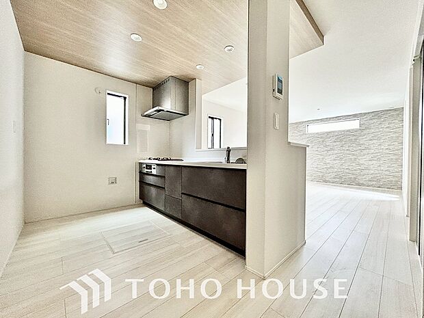 キッチンの収納は、デッドスペースになりやすい箇所を有効活用できる、スライド式収納を採用しました。