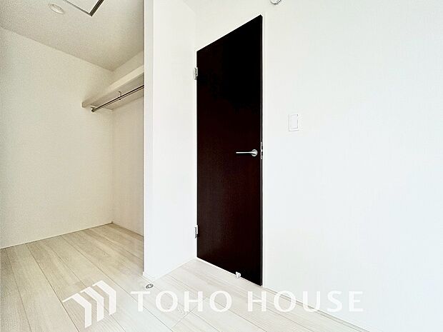大容量のウォークインクローゼット。大きさ&広さの感覚が画像では伝わりづらいので是非現地をご覧下さい。