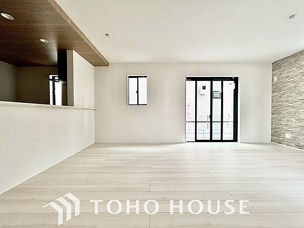 光が注がれる青い空から鮮やかに赤色にゆっくりと染まる。そんな優しい時間がここでは流れてゆく。