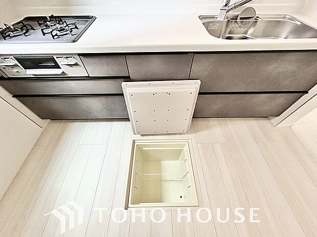 食品ストックや非常食・保存食の保管庫として活用できます。住まいの床下点検口としての役割もあります。