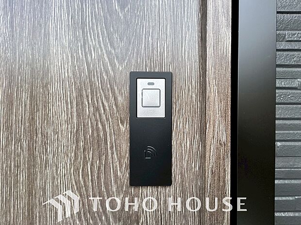 ICチップを用いたカードキー等で玄関扉の施錠&解錠が出来る設備。最近は鍵穴の無いドアも増えてます。