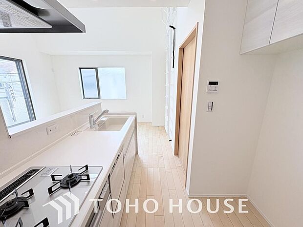 夫婦そろってキッチンに立っても調理がしやすく余裕の広さ。家事をしながら会話も弾みます。