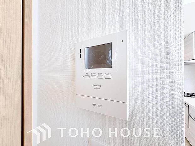 誰が来てもわかる様にモニター付きインターホンを設置。家事導線を考慮した個所に設置し、防犯性と利便性に優れ快適と安らぎを合わせた優しい設計。