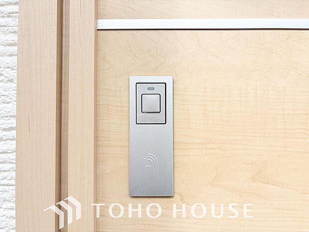 ボタンひとつで鍵の施錠・解錠が出来る設備。防犯対策への意識が高まっている最近では、補助錠として鍵穴のない電子錠を選ぶ方も増えています。