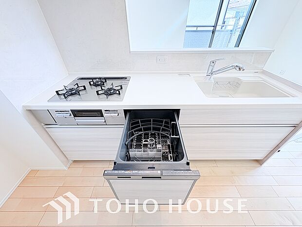 ビルトイン食器洗浄乾燥機付きのシステムキッチン。毎日の家事負担を軽減する嬉しい設備です。